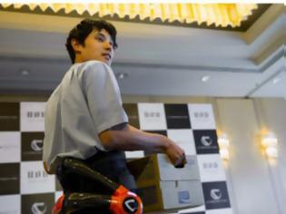 Φωτογραφία για Οι ηλικιωμένοι Ιάπωνες αγοράζουν ρομποτικούς εξωσκελετούς για να δουλεύουν σα νέοι και να μη βγαίνουν στη σύνταξη