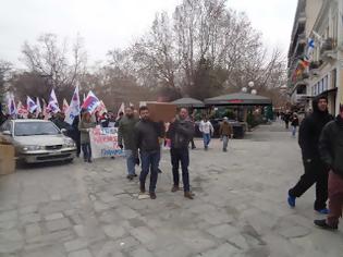 Φωτογραφία για Με… φέρετρο και… καταδρομική επιχείρηση το συλλαλητήριο του ΠΑΜΕ στα Τρίκαλα για το Ασφαλιστικό [video]