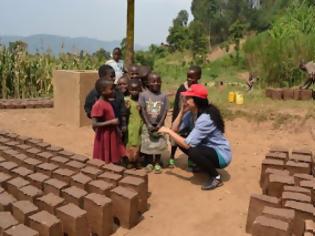 Φωτογραφία για Ελένη Καραγιάννη: Μια δασκάλα ζωγραφικής στη Ρουάντα