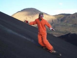 Φωτογραφία για Σερφάροντας στην πλαγιά ηφαιστείου! [photos]
