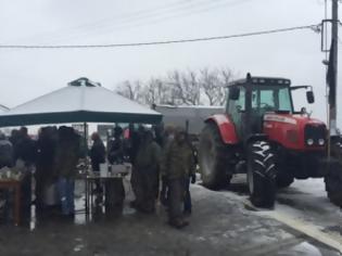 Φωτογραφία για Κι αν χιονίζει... οι αγρότες στο Οροπέδιο παραμένουν στο μπλόκο [photo]