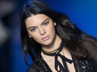 Φωτογραφία για Η Kendall Jenner εντυπωσίασε πάνω στην πασαρέλα... [photos]