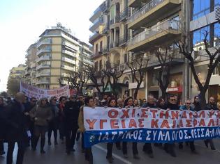 Φωτογραφία για Μαζικη πορεία των επιστημονικών φορέων που αντιδρούν στο νέο ασφαλιστικό στη Θεσσαλονίκη