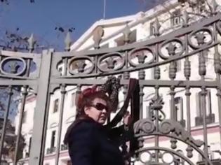 Φωτογραφία για Κρέμασαν γραβάτες στην πύλη του υπουργείου [video]