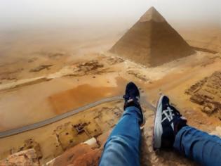 Φωτογραφία για Γερμανός τουρίστας έβγαλε την απόλυτη φωτογραφία από την κορυφή της Μεγάλης Πυραμίδας της Γκίζας