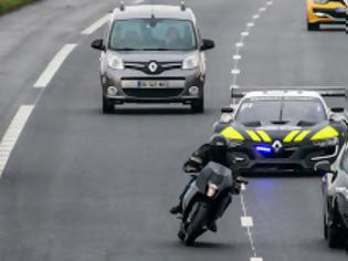 Φωτογραφία για Το πιο γρήγορο περιπολικό καταδιώκει μοτοσικλέτα