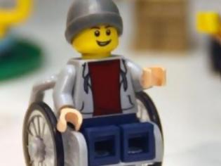 Φωτογραφία για Για πρώτη φορά φιγούρα της Lego σε αναπηρικό καροτσάκι