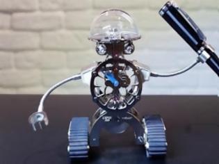 Φωτογραφία για Το ρολόι - ρομπότ που θα σας φτιάξει τη διάθεση στο γραφείο