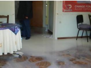Φωτογραφία για Αγρότες έριξαν γάλα μέσα στα γραφεία του ΣΥΡΙΖΑ στο Ρέθυμνο – Εκαψαν σημαίες του κόμματος [photos]
