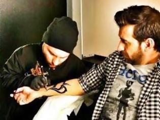 Φωτογραφία για Για ποια έκανε για πρώτη φορά τατουάζ ο Θάνος Πετρέλης; [photos]