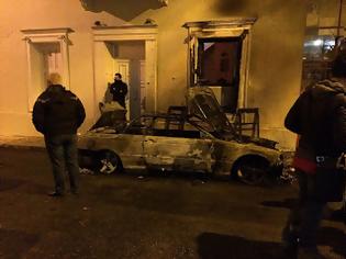 Φωτογραφία για Επίθεση με μολότοφ στο σπίτι του Αλέκου Φλαμπουράρη - ΣΥΡΙΖΑ: Η κυβέρνηση δεν εκφοβίζεται