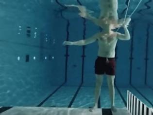 Φωτογραφία για Βίντεο: Τι συμβαίνει αν αυτοπυροβοληθείς κάτω από το νερό