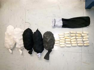 Φωτογραφία για Συνελήφθη 46χρονη στο «Ελ.Βενιζέλος» με πέντε κιλά κοκαΐνη κρυμμένη σε κάλτσες