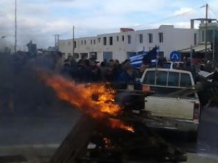 Φωτογραφία για “Στα κάγκελα” οι αγρότες της Κρήτης-Συνεχίζουν απτόητοι τον αγώνα τους