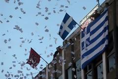 Αστυνομικοί φυλάνε τα γραφεία της Χρυσής Αυγής