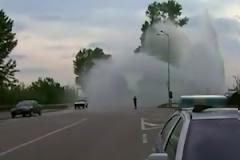Συντριβάνι ξεπήσε στη μέση της εθνικής οδού