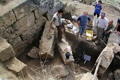 Aλβανός αρχαιολόγος παραδέχεται την ελληνικότητα της Αλβανίας!