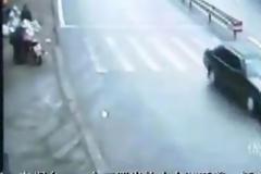 Σοκ! Κοριτσάκι γλυτώνει από θαύμα την τελευταία στιγμή από του Χάρου τα δόντια πάνω σε τρίκυκλο...(VID)