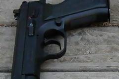 Προσπάθησε να ταξιδέψει με γεμιστήρα πιστολιού!