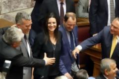 Καραμανλής: «Εσείς γιατί δεν σηκωθήκατε; Άντε μη σας πω κανένα… εγέρθητω»