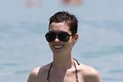 Δείτε την Anne Hathaway με μαγιό!