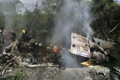 Απομακρύνονται τα πτώματα από τα συντρίμμια του Superjet