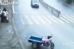 Κίνα: Κοριτσάκι γλυτώνει από θαύμα [video]