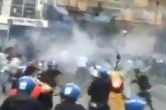 Ξύλο, δακρυγόνα και καρέκλες μεταξύ οπαδών Παναθηναϊκού και Γαλατά (Video)
