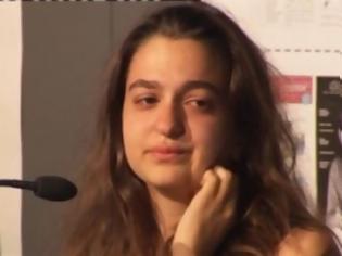 Φωτογραφία για Τα δάκρυα της μικρής μαθήτριας για το μέλλον της (Video)