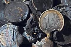 Η παραμονή στο ευρώ ισοδυναμεί με ... εθνική αυτοκτονία...