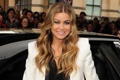 Στο club των χωρισμένων και η Carmen Electra