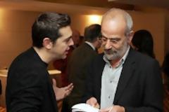 Ο Αλαβάνος τραβάει το αυτί του Τσίπρα
