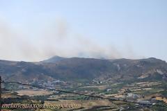 Εκτός ελέγχου φωτιά στην Κορφή Ξύδη στη Νάξο