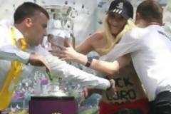 VIDEO: Γυμνή καυτή ξανθιά άρπαξε το κύπελλο του Euro 2012!