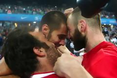 ΤΟ... OLE ΤΟΥ ΣΠΑΝΟΥΛΗ ΜΕ ΤΟΝ ΛΑΟ ΤΟΥ ΘΡΥΛΟΥ!