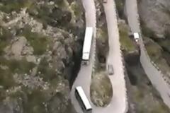 Φορτηγό έχει μπροστά του λεωφορείο σε απίστευτα στενό δρόμο της Νορβηγίας! [Video]