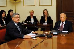 Μόνο 7 λέξεις είπε ο Κάρολος Παπούλιας στον Μιχαλολιάκο!