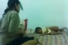 ΣΟΚΑΡΙΣΤΙΚΟ VIDEO: Χτυπάει το μώρο της στο κεφάλι επειδή εκείνο κλαίει