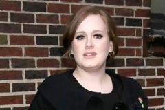 H Adele βολτάρει στο Λονδίνο με τις πιτζάμες της