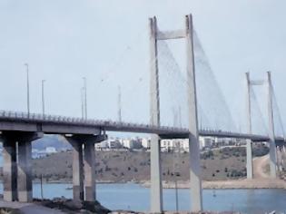 Φωτογραφία για Χαλκίδα: Βούτηξε από την υψηλή γέφυρα-Και άλλη αυτοκτονία