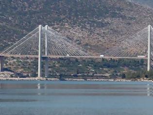 Φωτογραφία για ΣΟΚ-Αυτοκτόνησε πέφτοντας από τη γέφυρα της Χαλκίδας!      14/05/2012     19:48