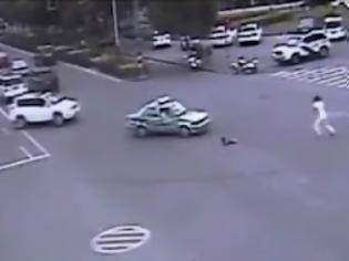 Φωτογραφία για Απίστευτο βίντεο! Πατέρας έφυγε από το κινούμενο αμάξι για να σώσει τη μικρή του κόρη! [Video]