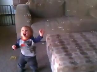 Φωτογραφία για Μωράκι ξετρελαίνεται όταν βλέπει φούσκες στον αέρα! [Video]