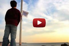 Συγκινητικό βίντεο με το παιδάκι και την Ελληνική σημαία