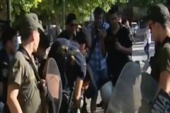 Ολοκληρώθηκε η επιχείρηση της αστυνομίας στην πλατεία Συντάγματος..με προσαγωγές αλλοδαπών ακτιβιστών..(Βίντεο)