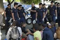 Ένταση το πρωί στο σύνταγμα μεταξύ ακτιβιστών και αστυνομίας