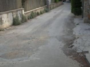 Φωτογραφία για Κακοτεχνίες στην οδό Ηρακλή Ρήγα στη Δροσιά εξαιτίας του έργου αποχέτευσης