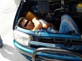 Φωτογραφία για Κρύφτηκε στη μηχανή του αυτοκινήτου για να περάσει τα σύνορα
