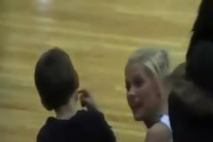 Πιτσιρικάς κάνει καμάκι σε Cheerleader και κερδίζει ένα φιλί! [VID]