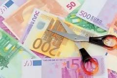 Ψαλίδι στις κρατικές δαπάνες για να πληρωθούν μισθοί και συντάξεις του Ιουλίου